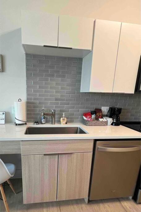 Studio Apartment, Queen Bed, Wifi, Kitchen, Washer & Dryer In Charlotte Exterior foto
